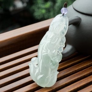 冰种浅绿翡翠观音吊坠