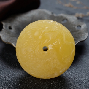 鸡油黄蜜蜡龙扣吊坠