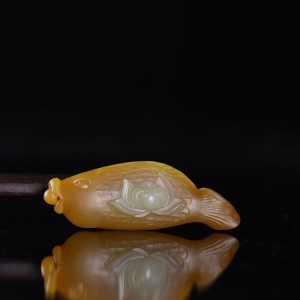 籽料和田玉黄沁年年有余吊坠