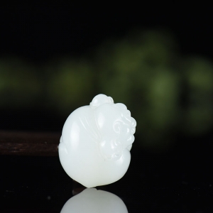 籽料和田白玉福猪吊坠