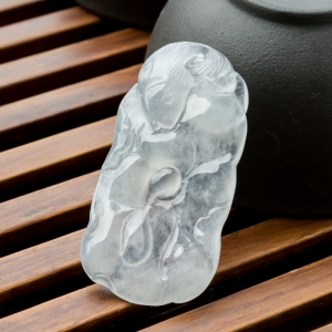 冰种翡翠年年有余吊坠