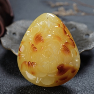 带皮鸡油黄蜜蜡牡丹花吊坠