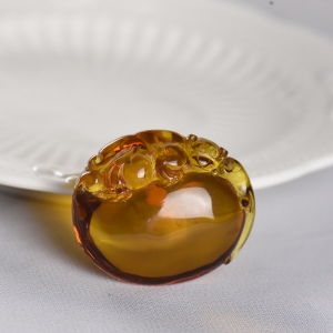 棕珀灵猴献寿吊坠