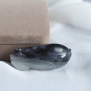 籽料和田玉青花年年有余吊坠