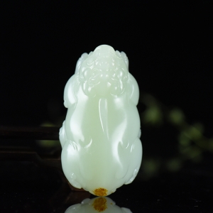 籽料和田白玉貔貅吊坠