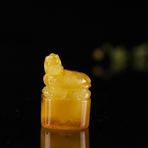 带皮金绞蜜蜜蜡荣归印章吊坠