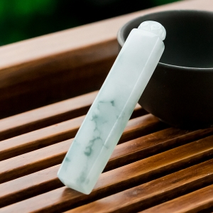 糯冰种飘花翡翠吊坠