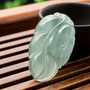 糯冰种浅绿翡翠金枝玉叶吊坠