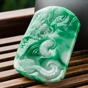 糯种飘翠翡翠飞龙在天吊坠