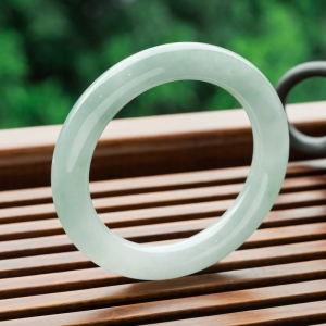 59mm糯冰种浅绿翡翠圆镯