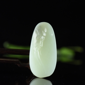 俏色山料和田白玉关公吊坠