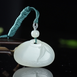 籽料和田白玉节节高升平安锁吊坠