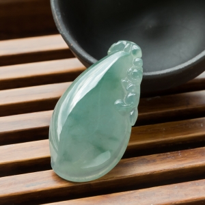 糯冰种飘翠翡翠福瓜吊坠