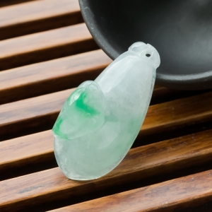 糯冰种飘翠翡翠福瓜吊坠