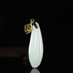 18K籽料和田白玉玉兰花吊坠