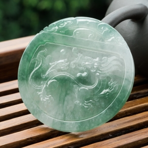 糯冰种飘翠翡翠龙腾四海吊坠