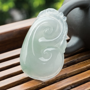 糯冰种浅绿翡翠如意吊坠