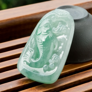 糯冰种浅绿翡翠年年有余吊坠