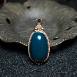 18K天空蓝多米蓝珀蛋面形吊坠