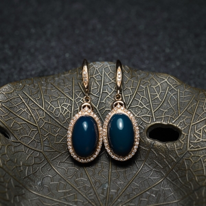 18K天空蓝多米蓝珀蛋面形耳坠