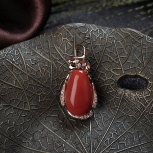 18KMOMO珊瑚水滴吊坠