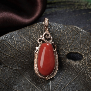 18KMOMO珊瑚水滴吊坠