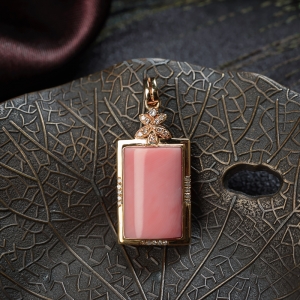 18K深水珊瑚蛋面形吊坠