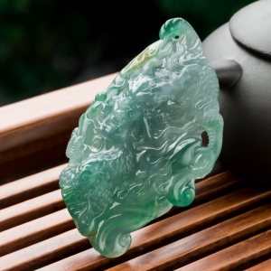 糯冰种蓝绿翡翠飞龙在天吊坠