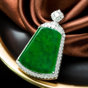 18K糯冰种翠绿翡翠无事牌吊坠