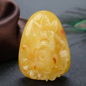 带皮鸡油黄蜜蜡牡丹花吊坠
