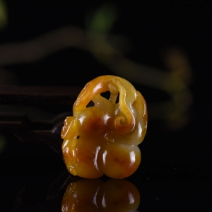 籽料和田玉黄沁福禄吊坠