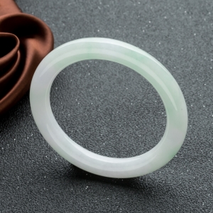 55mm糯冰种浅绿翡翠圆镯