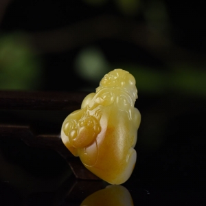 籽料和田玉黄沁带子上朝吊坠