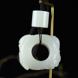 籽料和田白玉飞龙在天玉琮吊坠