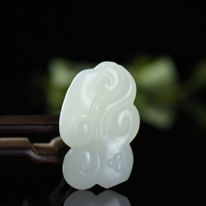 籽料和田白玉如意吊坠