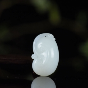 籽料和田白玉如意吊坠