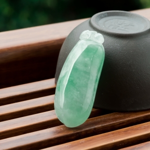 糯冰种飘翠翡翠福瓜吊坠