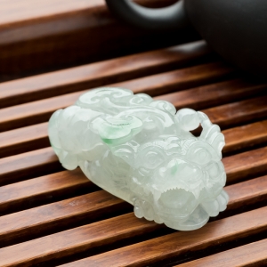 糯冰种飘翠翡翠貔貅吊坠