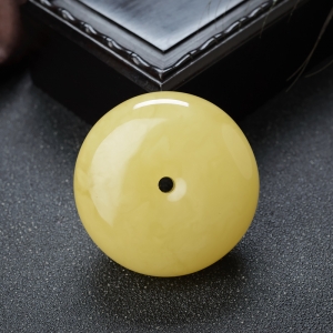 鸡油黄蜜蜡平安扣吊坠