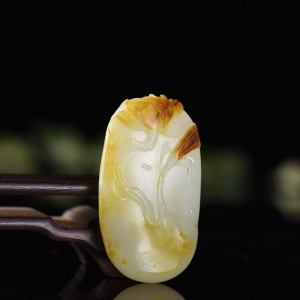 籽料和田白玉荷塘清趣吊坠