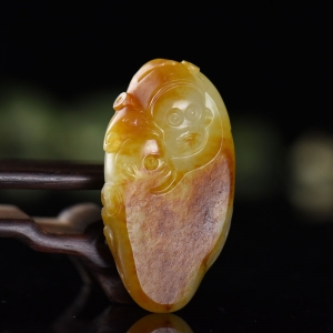 俏色籽料和田玉母子情深吊坠