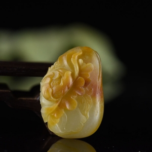 俏色籽料和田玉花开富贵吊坠