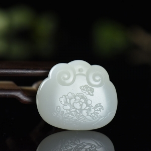 籽料和田白玉花开富贵平安锁吊坠