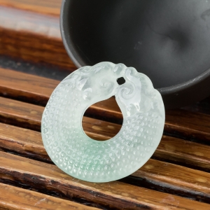 糯冰种飘翠翡翠双龙护主吊坠