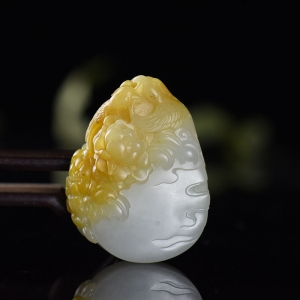 俏色籽料和田玉花开富贵吊坠