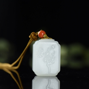 籽料和田白玉梅韵香囊吊坠