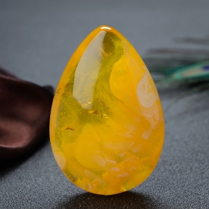 鸡油黄金绞蜜水滴吊坠