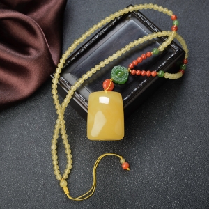 鸡油黄蜜蜡方牌吊坠