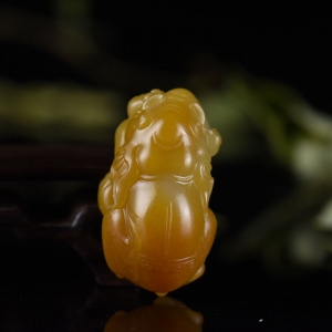 籽料和田玉黄沁太平有象吊坠