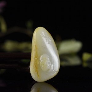 籽料和田白玉幽莲吊坠